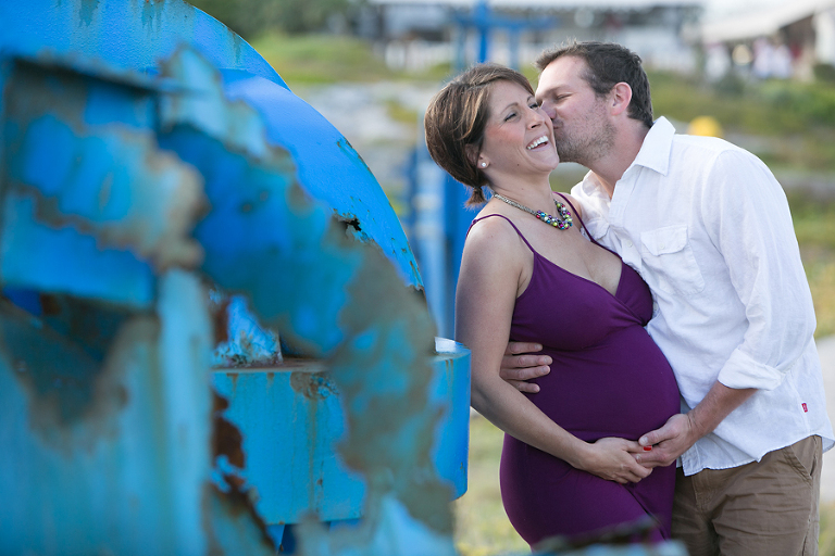 Maternity photos in Mexico against blue art